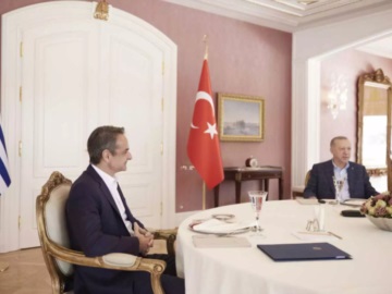 Ο Μητσοτάκης ενημέρωσε τηλεφωνικά Τσίπρα – Ανδρουλάκη για την συνάντηση με Ερντογάν