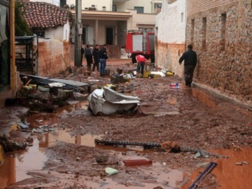 Δίκη για την πλημμύρα στη Μάνδρα: Η ώρα του Εισαγγελέα για τους 21 κατηγορούμενους
