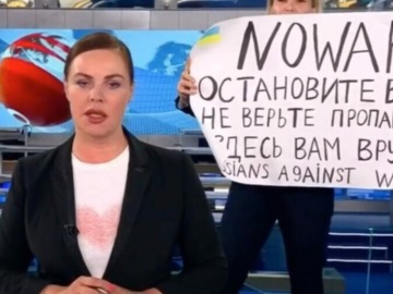 Ρωσία: «Σταματήστε τον πόλεμο, μη πιστεύετε την προπαγάνδα» - Δημοσιογράφος σηκώνει πανό μέσα σε κρατικό κανάλι