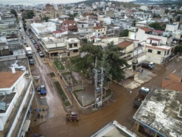Πλημμύρες στην Μάνδρα: Την ενοχή των 20 από τους 21 κατηγορούμενους, ανάμεσά τους η Ρ. Δούρου, ζήτησε η εισαγγελέας