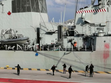 Πειραιάς: Μέλη του ΚΚΕ &quot;στόλισαν&quot; με κόκκινη μπογιά ΝΑΤΟική φρεγάτα στο λιμάνι (βίντεο) 