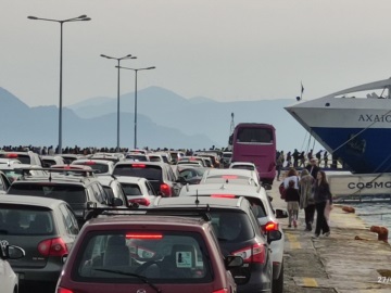 Αίγινα: Το αδιαχώρητο χθες Κυριακή στο λιμάνι της Αίγινας, κατά την επιστροφή των εκδρομέων.