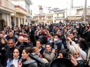 Εικόνες φαρ ουέστ στην Πάτρα έξω από σπίτι της Πισπιρίγκου – Απειλήθηκε λιντσάρισμα, ισχνή η παρουσία των αρχών (vid)