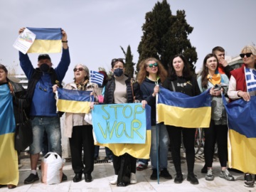 Συγκέντρωση συμπαράστασης για την Ουκρανία έξω από την Βουλή κατά την ομιλία Ζελένσκι