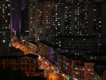 Lockdown στη Σαγκάη: Κάτοικοι ουρλιάζουν στα μπαλκόνια - &quot;Μη τραγουδάτε στα παράθυρα&quot; ακούγεται από drone