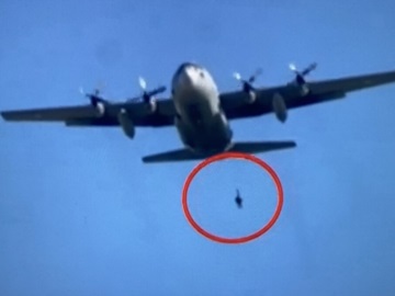 Θρίλερ με αλεξιπτωτιστή σε άσκηση – Κρεμόταν από το C-130 (βίντεο)