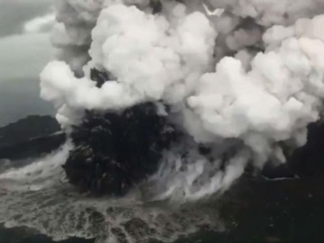 Eξερράγη το ηφαίστειο Ανάκ Κρακατόα στην Ινδονησία