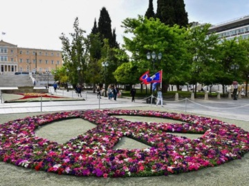 Πλατεία Συντάγματος: Χιλιάδες πολύχρωμα λουλούδια συνθέτουν το διεθνές σύμβολο της ειρήνης