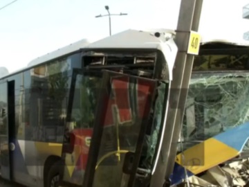 Τροχαίο με τραυματίες στην παραλιακή: Λεωφορείο γεμάτο επιβάτες «καρφώθηκε» σε κολώνα