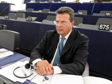 Κύρτσος: Παραιτήθηκε από το ΕΛΚ και προσχωρεί στο Renew Europe του Εμανουέλ Μακρόν