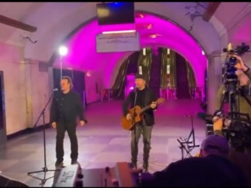 Ουκρανία: Οι... μισοί U2 έδωσαν συναυλία - έκπληξη στο μετρό του Κιέβου