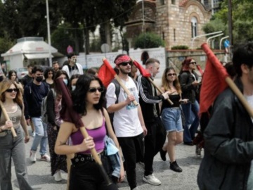 Θεσσαλονίκη: Φοιτητές ζητούν την αποχώρηση της αστυνομίας από το ΑΠΘ - Επεισόδια έξω από τη ΣΘΕ