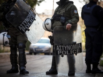 Ντοκουμέντο: Άνδρας προκαλεί τα ΜΑΤ, φεύγει ανενόχλητος και χτυπούν τους φοιτητές