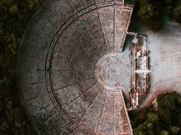 Αρχαίο Θέατρο Επιδαύρου: Το μεγαλείο από ψηλά (φωτογραφία)