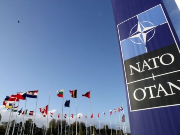 Δύο χάρτες που καταδεικνύουν την επέκταση του ΝΑΤΟ και την απομόνωση της Ρωσίας
