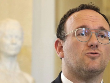 Πονοκέφαλος στη γαλλική κυβέρνηση: Τι απαντά για τον υπουργό που κατηγορείται για βιασμό
