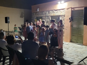 Αίγινα: Μια υπέροχη βραδιά με τούς μικρούς μουσικούς, μαθητές της Βίβιαν Μπρέντα Κανελλά στο Λαογραφικό 