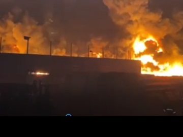Ασπρόπυργος: Ολονύχτια μάχη με τις φλόγες – Σε ύφεση η φωτιά στο εργοστάσιο πλαστικών – Αποπνικτική η ατμόσφαιρα 