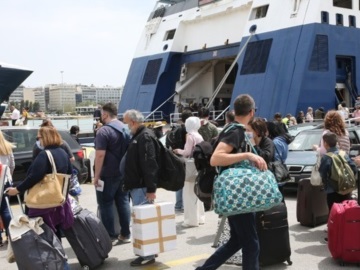 Αυξημένη η κίνηση στα λιμάνια -Χθες αναχώρησαν συνολικά 20.637 επιβάτες από τον Πειραιά 