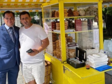 Γεωργιάδης: Σταμάτησε στο Σύνταγμα για «να αγοράσει ένα κουλούρι» με σπόντα κατά ΣΥΡΙΖΑ