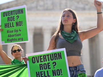 Στους δρόμους οι Αμερικανοί για το δικαίωμα στην άμβλωση - Χιλιάδες διαδηλωτές έξω από το Ανώτατο Δικαστήριο