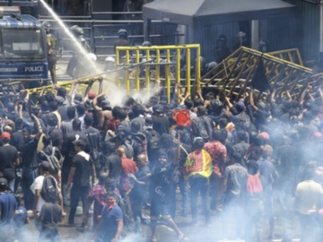 Χαμός στη Σρι Λάνκα: Διαδηλωτές εισέβαλαν στην προεδρική κατοικία - Φυγαδεύτηκε ο πρόεδρος