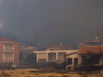 Αναζωπυρώσεις στα μέτωπα της πυρκαγιάς στη νότια Λέσβο, με την ενίσχυση των ανέμων