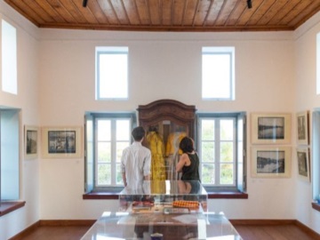 Σπέτσες: Λαμπρά εγκαίνια της έκθεσης &#39;&#39;Η Μικρασιατική Εκστρατεία μέσα από το φωτογραφικό αρχείο των αδελφών Μπούμπουλη&#39;&#39; στο Μουσείο Μπουμπουλίνας