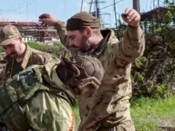 Το Κίεβο καταδικάζει τις εκκλήσεις Ρώσων να «κρεμάσουν» τους μαχητές του Αζόφ
