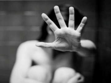 Βιασμός 14χρονης από αστυνομικό στη Λέσβο: Ξεσπά η μητέρα της