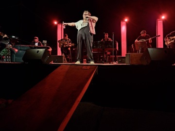 Mε φαντασμαγορική συναυλία του Σταμάτη Κραουνάκη γιορτάστηκε η λήξη του Α&#39; μέρους του 9oυ Φεστιβάλ Θεάτρου &quot;Ερμηνείες στην Ερμιονίδα&quot;