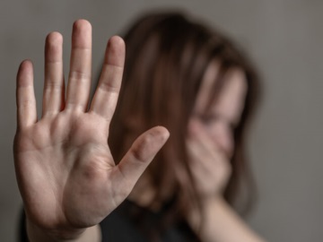 Βόλος: Σε ασφαλή χώρο η 26χρονη που δέχτηκε επίθεση με κατσαβίδι από τον σύντροφό της