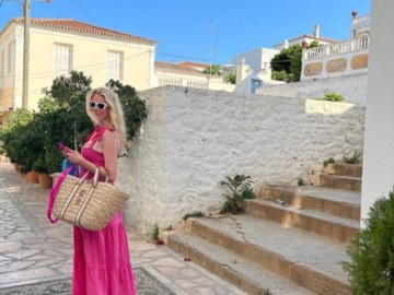 Στις Σπέτσες η Κλόντια Σίφερ: “Η Ελλάδα με καλούσε” έγραψε σε ανάρτηση της στα social media