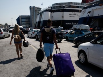 Τουλάχιστον 26.000 επιβάτες θα αναχωρήσουν σήμερα από το λιμάνι του Πειραιά
