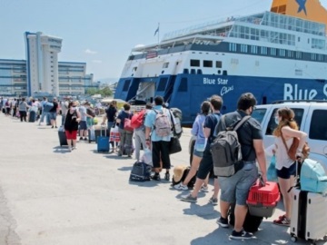 100.000 επιβάτες φεύγουν από το λιμάνι του Πειραιά