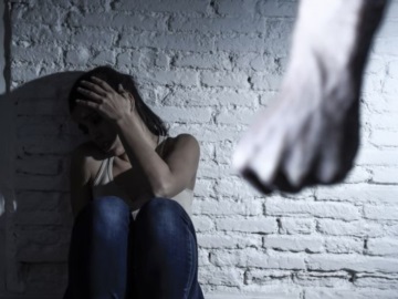 Ενδοικογενειακή βία: «Με το πρώτο σημάδι η γυναίκα πρέπει να φεύγει»