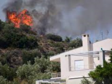 Φωτιά στην Αργολίδα - Καίει κοντά σε κατοικημένες περιοχές, εκκενώθηκε ξενοδοχείο
