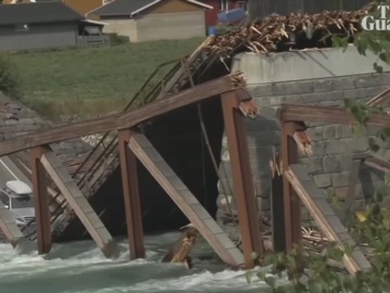 Νορβηγία: Κατέρρευσε ξύλινη γέφυρα την ώρα που πέρναγαν δύο αυτοκίνητα