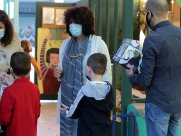 “Με μάσκες η επιστροφή των παιδιών στα σχολεία” – “Καμπανάκι” από τους ειδικούς για έξαρση της πανδημίας λόγω της νέας παραλλαγής