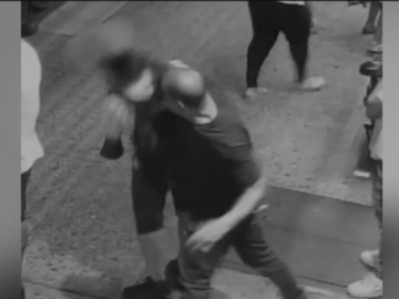 Απρόκλητη επίθεση-σοκ στη Νέα Υόρκη – Σε κρίσιμη κατάσταση το θύμα (βίντεο)