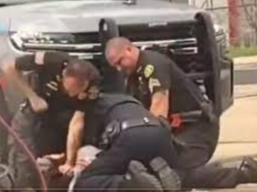  ΗΠΑ: Σάλος με βίντεο που δείχνει 3 αστυνομικούς στο Άρκανσο να δέρνουν αλύπητα άνδρα πεσμένο στο έδαφος