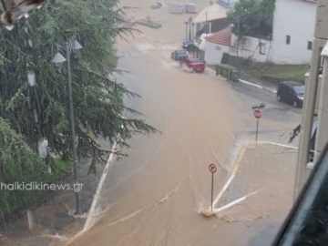 Έφτασε το κύμα κακοκαιρίας: Βρέχει στην Αττική – Καταιγίδες σε Θεσσαλονίκη και Χαλκιδική