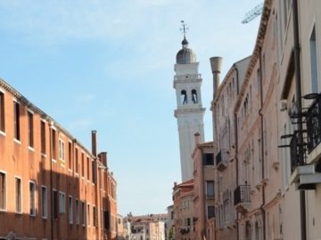 Το καμπαναριό του Αγίου Γεωργίου της Βενετίας, το μοναδικό ελληνορθόδοξο μνημείο που ….γέρνει, σαν τον Πύργο της Πίζας
