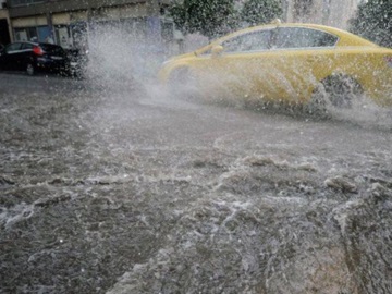 Διακοπή κυκλοφορίας των οχημάτων στην οδό Πειραιώς λόγω συσσώρευσης υδάτων