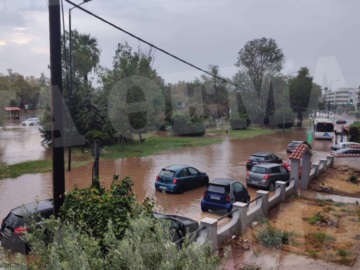 Κακοκαιρία: Ποτάμι η Ποσειδώνος (φωτογραφίες) - Έκλεισε η Βουλιαγμένης - Διακοπή ρεύματος σε Γλυφάδα και άλλες περιοχές 