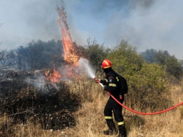 Φωτιά στα Κύθηρα: Καίει δάσος σε δύσβατη περιοχή στο Γερακάρι - Στη «μάχη» και εναέρια μέσα