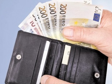 Βόλος: Γυναίκα βρήκε και παρέδωσε πορτοφόλι με 2.000 ευρώ