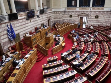 Βουλή: Στις 11 η μάχη των αρχηγών σε κλίμα πόλωσης για τις υποκλοπές