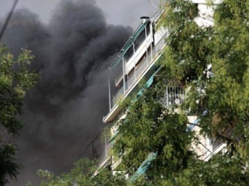 Έκρηξη στην Αχαρνών- Σε κατάστημα με φιάλες προπανίου- Πληροφορίες για εγκλωβισμένους κάτοικους πολυκατοικίας