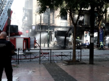 Υπό μερικό έλεγχο η πυρκαγιά από έκρηξη σε κατάστημα με φιάλες υγραερίου στην Αχαρνών - Απεγκλωβίστηκαν 3 άτομα